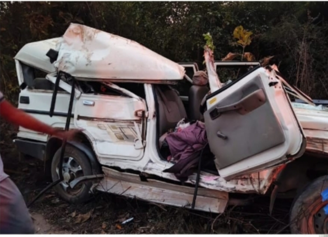 मेडाराम देवदर्शनावरून येणाऱ्या बोलोराचा अपघात