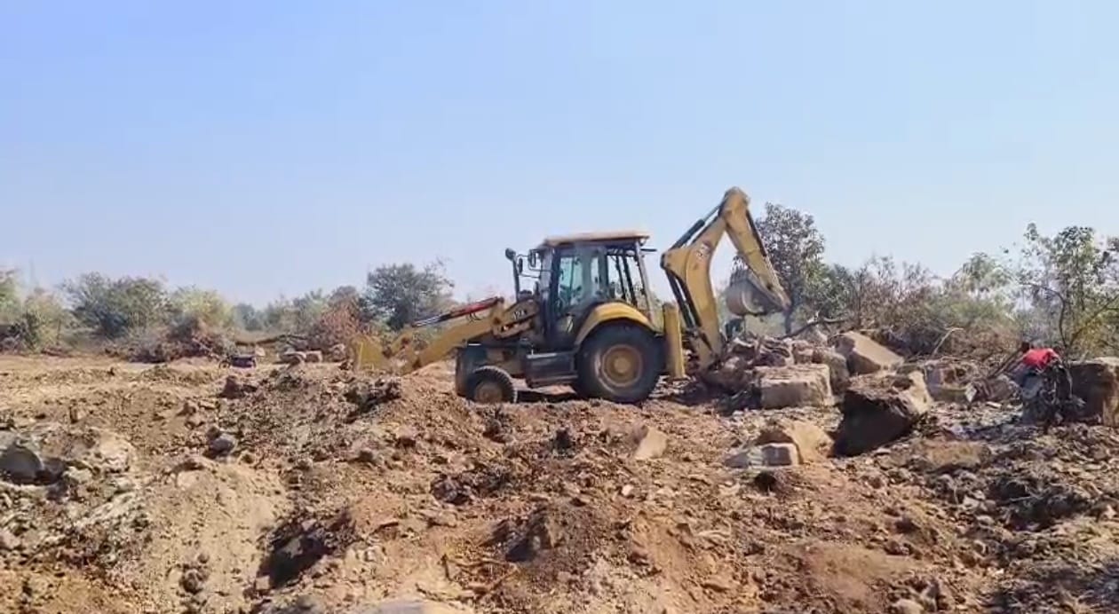 धुनकी शिवारात शासकीय पडीत जमिनीवर बेकायदेशीर उत्खनन; तलाठ्यांच्या भूमिकेवर संशयाचा धूर