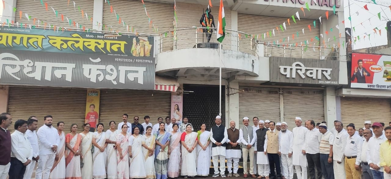 गांधी भवन येथे जिल्हाध्यक्ष माजी आ. सुभाष धोटे यांच्या हस्ते ध्वजारोहण