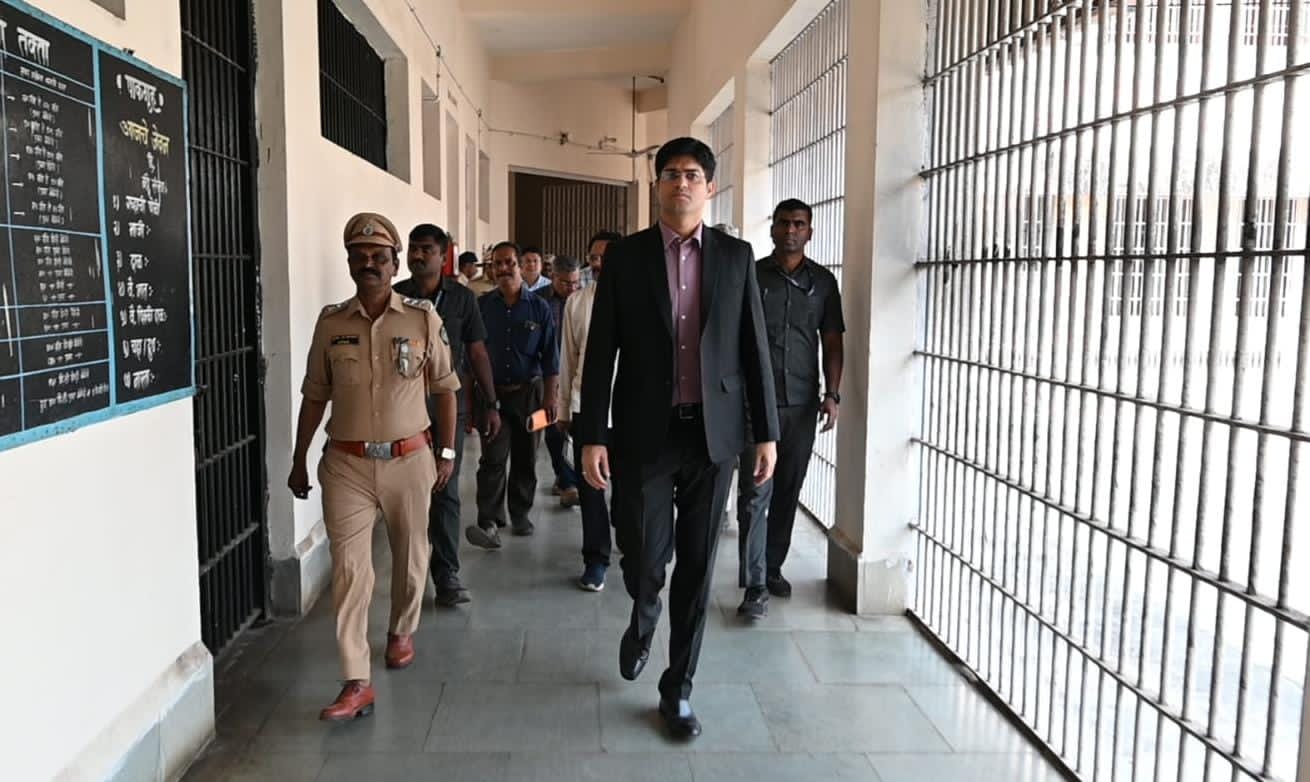 कैद्यांच्या कौशल्य विकासावर भर देण्याचे जिल्हाधिकाऱ्यांचे निर्देश