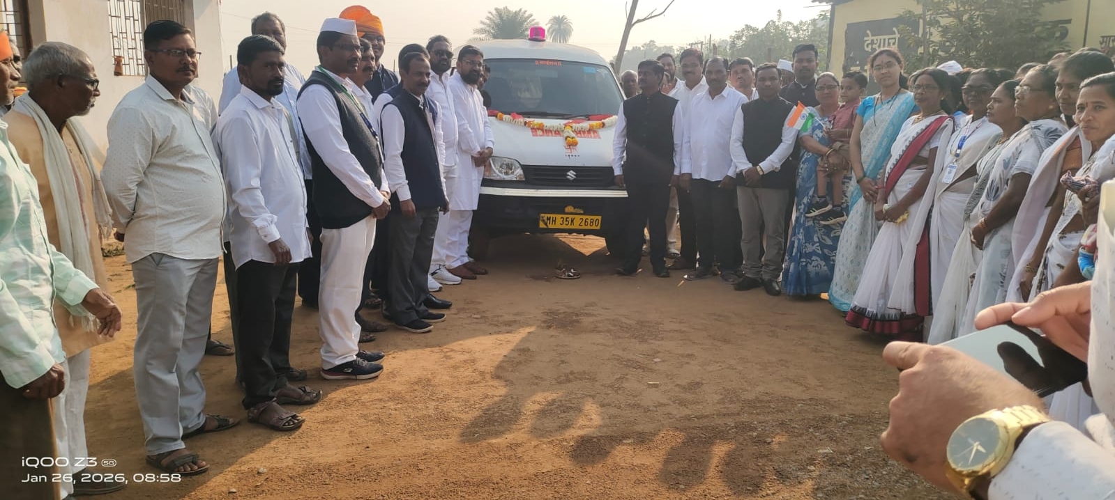 पेंढरीच्या सरपंच कडून पेंढारी परिसरातील रुग्णाला रुग्णवाहिनी भेट. लोकार्पण सोहळा