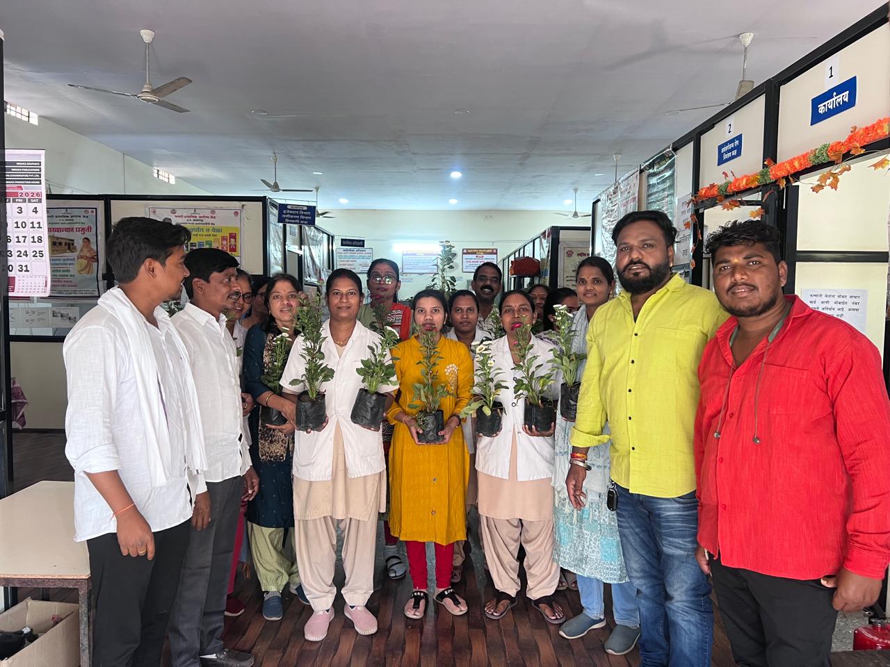 जिल्हाध्यक्ष शंतनू धोटे यांच्या वाढदिवसानिमित्त बल्लारपूर येथे वृक्षांचे वितरण