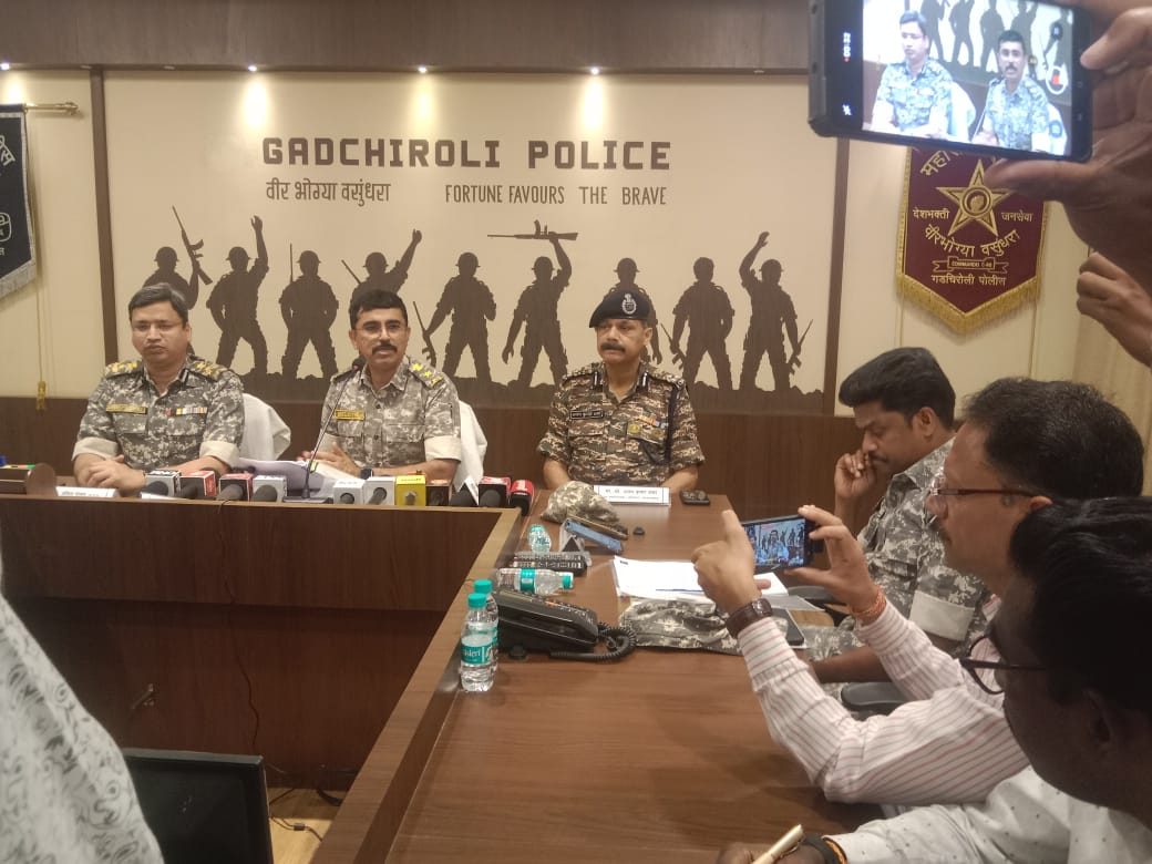 गडचिरोली पोलीस आणि सिआर पीएफ यांच्या माओवाद्यासोबत झालेल्या चकमकीत सात जहाल माओवाद्यांचा कंठस्थान घालण्यात पोलीस दलास यश एस.पी निलोप्पल यांची पत्रकार परिषदेत माहिती