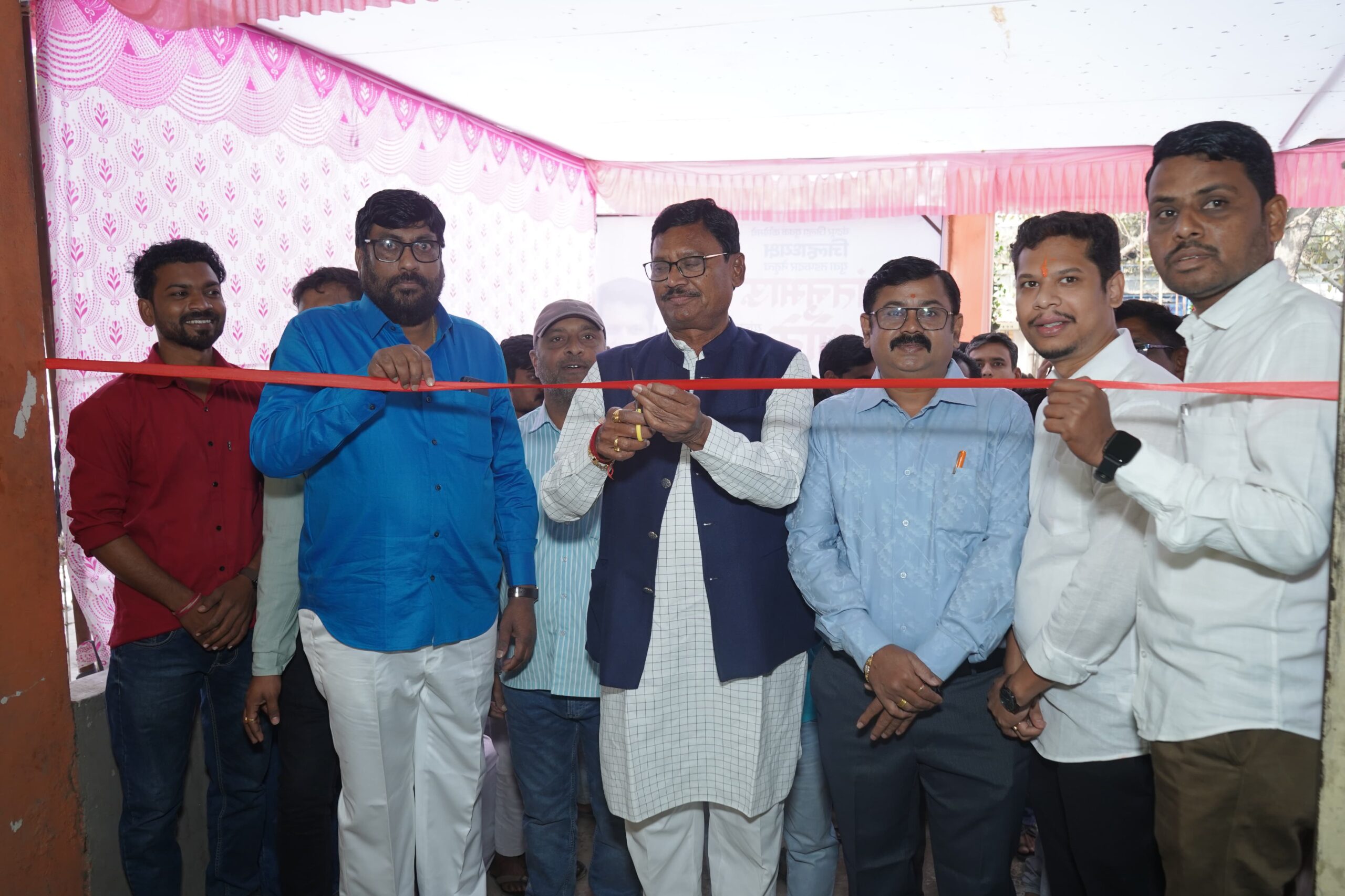 जिल्हाध्यक्ष शंतनू धोटे यांनी जोपासला जनसेवेचा वारसा : जन्मदिनी ६४ दात्यांनी केले रक्तदान