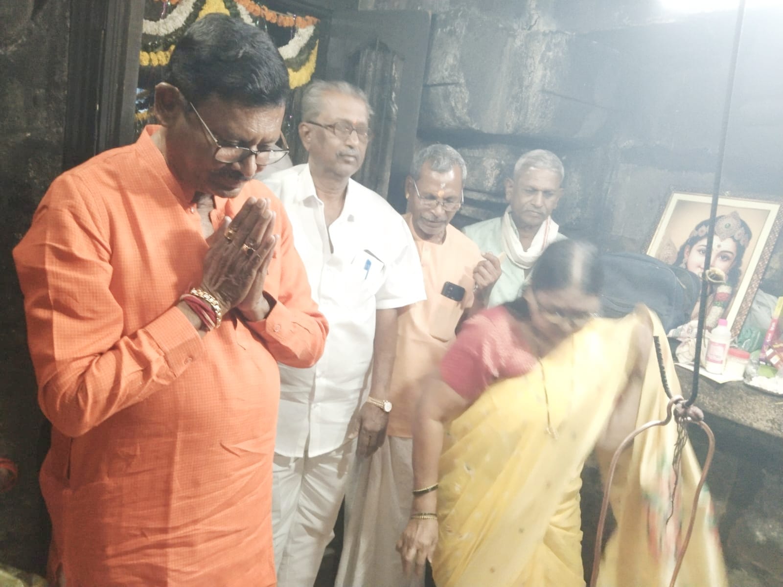 महाशिवरात्री निमित्त सिद्धेश्वर मंदिरात भक्तांची उसळली गर्दी : काँग्रेस जिल्हाध्यक्ष माजी आमदार सुभाष धोटे यांनी भक्तिभावाने घेतले दर्शन