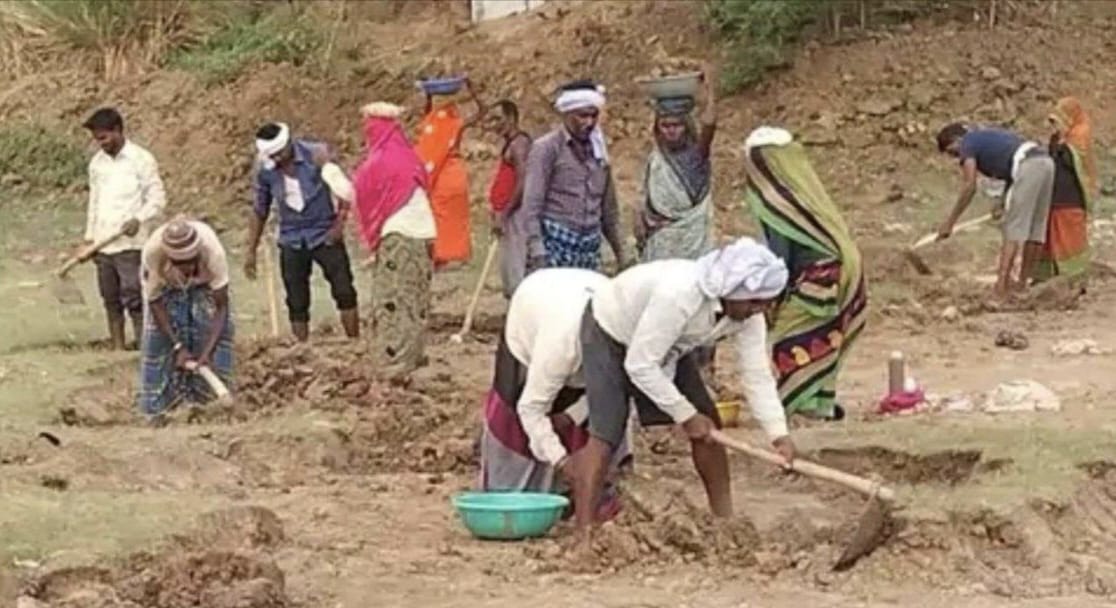 दररोज शेकडो बांधकाम कामगारांची नोंदणी; कामाला मात्र लेबरच मिळेना!