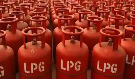 ग्रामीण भागात गॅस टंचाई तीव्र!सरकार म्हणते गॅसचा तुटवडा नाही.