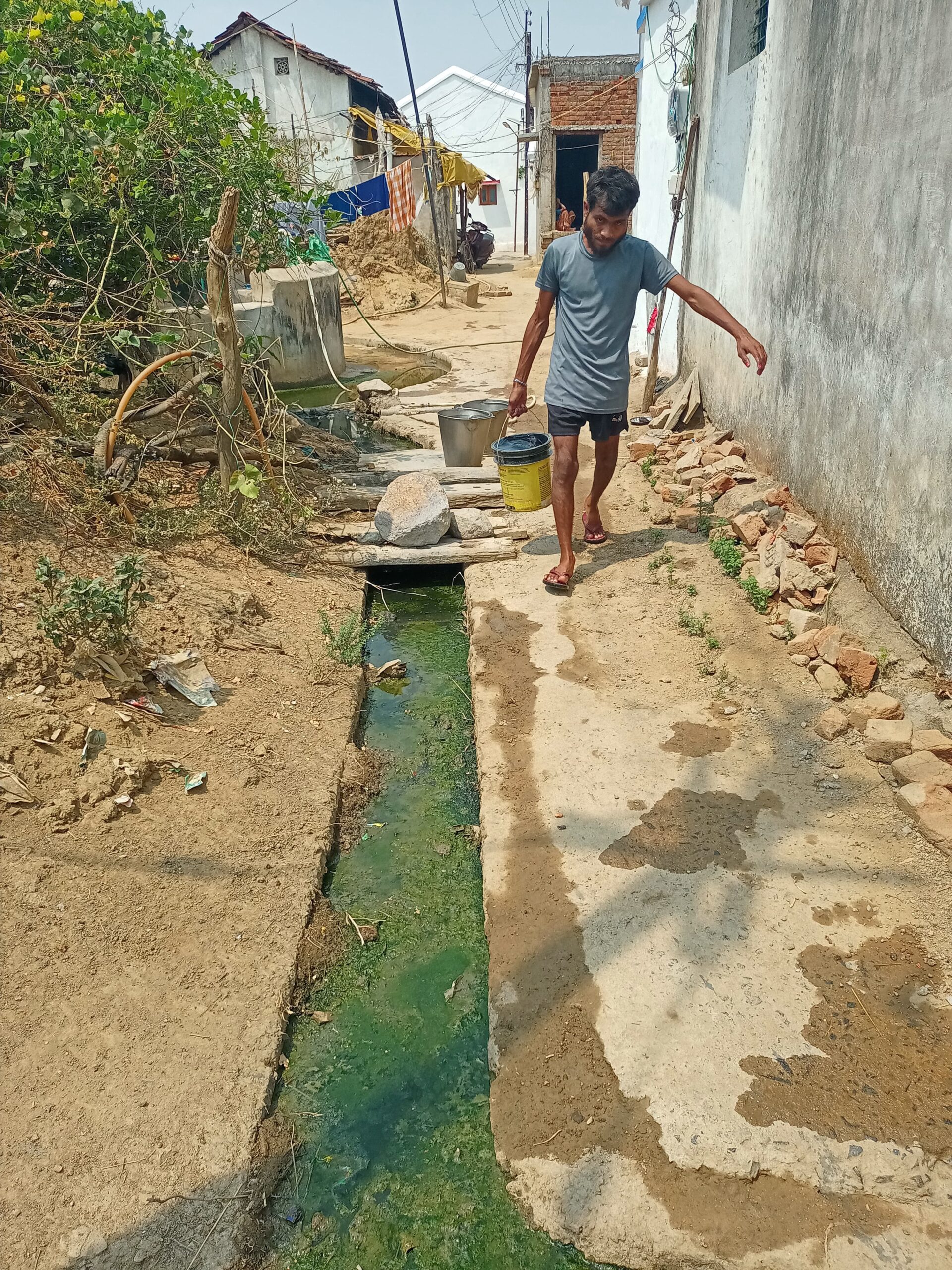 ग्रामपंचायत मुरमाडीचे दुर्लक्ष . बौद्ध वस्तीत घाणीचे साम्राज्य