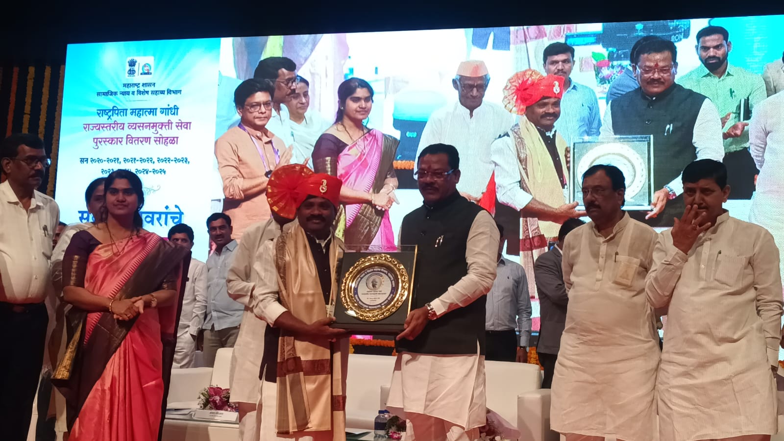 गायक विजय शेंन्डे यांचा मुंबईत झाला सत्कार