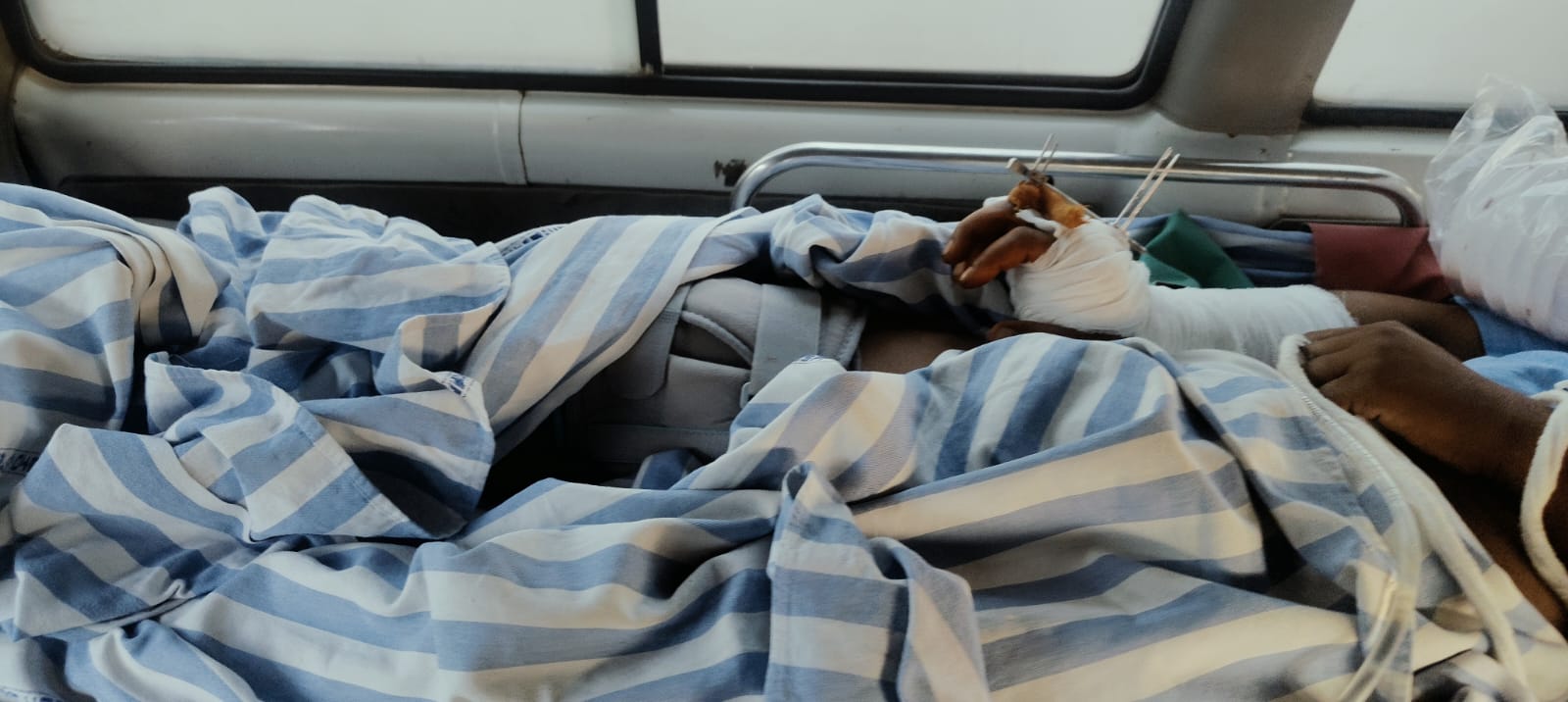 धक्कादायक* घरकुलच्या नावाखाली रेतीची लूट अन् प्रशासनाच्या आशीर्वादाने निष्पापांचा बळी!भोयगाव-भारोसा घाटावर विना नंबरप्लेट ट्रॅक्टर्सचा हैदोस; महसूल विभागाच्या 'अर्थपूर्ण' दुर्लक्षामुळे बाखर्डीचा तरुण मृत्यूच्या दारात!*