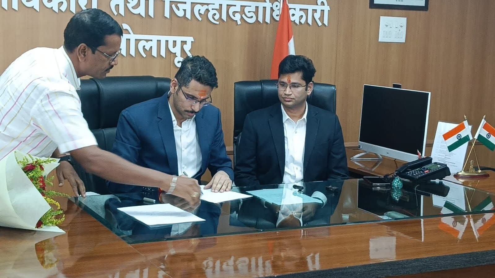 जिल्हाधिकारी कार्तिकेयन एस. यांनी सोलापूर जिल्हाधिकारी पदाचा कार्यभार स्वीकारला