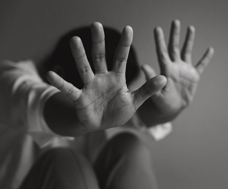 साडीने हातपाय बांधून तरुणाचा महिलेवर अत्याचार; माणुसकीला काळिमा फासणारी घटना, नराधम तरुण पोलिसांच्या ताब्यात५२ वर्षीय महिलेवर नराधमाने तिच्याच साडीने हात पाय बांधून अत्याचार केल्याची दुर्दैवी घटना घडली.