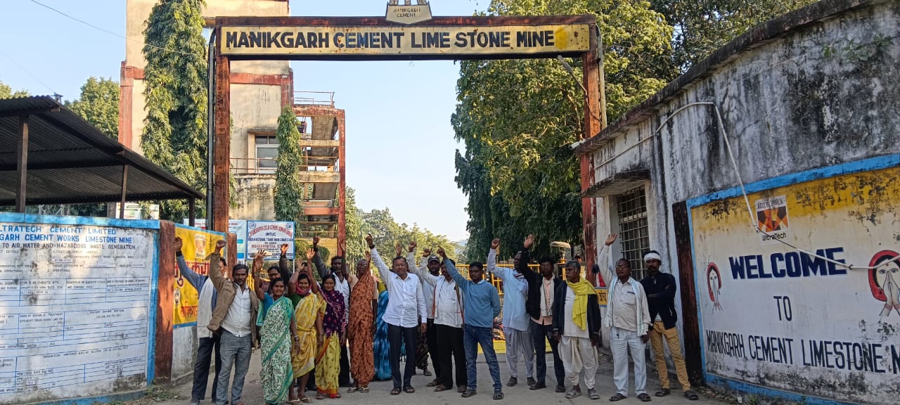 निवासी उपजिल्हाधिकारी यांच्याकडून सभेला बोलवलेल्या आदिवासी चा अवमान