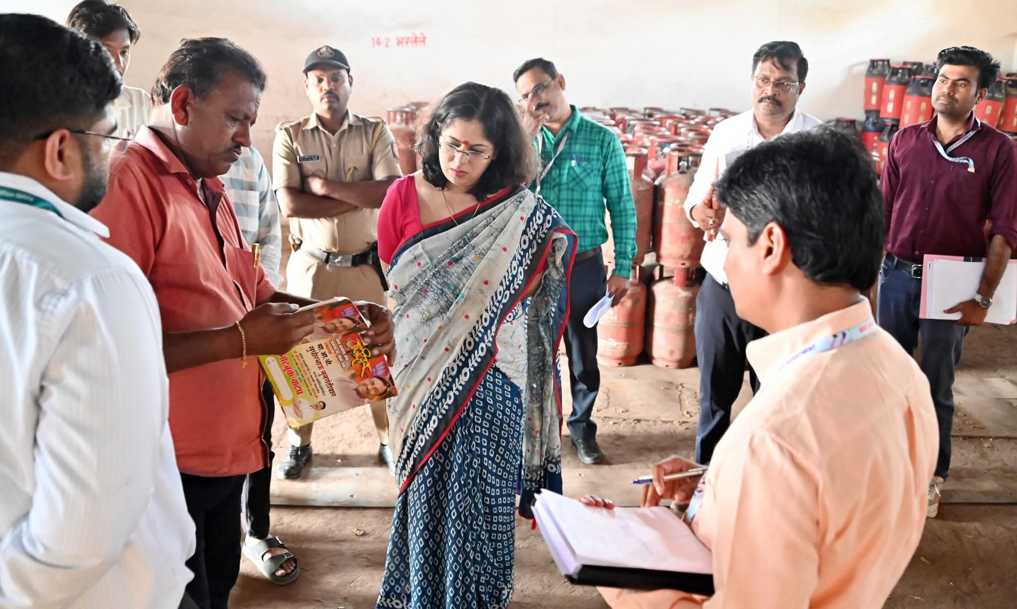 गॅस एजन्सी व गोदामला जिल्हाधिका-यांची अकस्मिक भेट