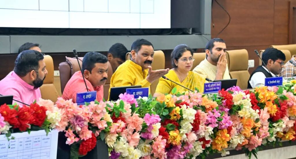 जिल्ह्याच्या नियोजनाचा पालकमंत्र्यांकडून आढावा