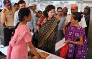महाराजस्व अभियानात जिल्हाधिका-यांकडून विविध स्टॉलची पाहणी