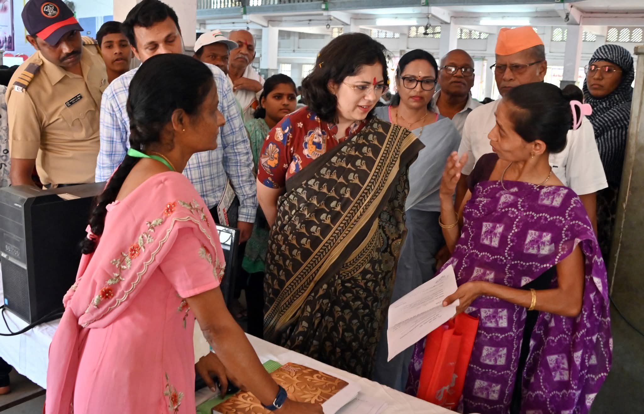 महाराजस्व अभियानात जिल्हाधिका-यांकडून विविध स्टॉलची पाहणी