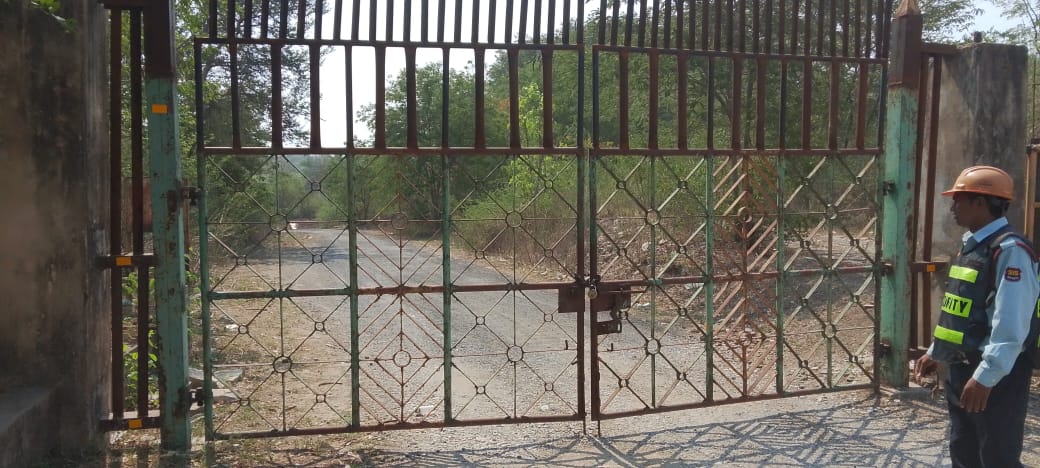 सावर्जनिक रस्त्यावर गेट उभारूण ठोकले ताळेजमीनीवर अतिक्रमण करूण तारेचे कुंपण बांधले माणिकगड सिमेंटच्या मनमानीला आशीर्वाद कोणाचे