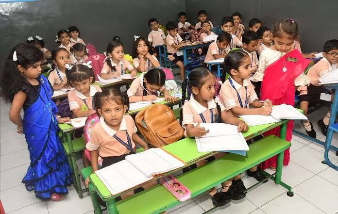 इंग्लिश मिडीयम कॉन्व्हेंट स्कूलमधून विद्यार्थ्यांची आर्थिक पिळवणूक