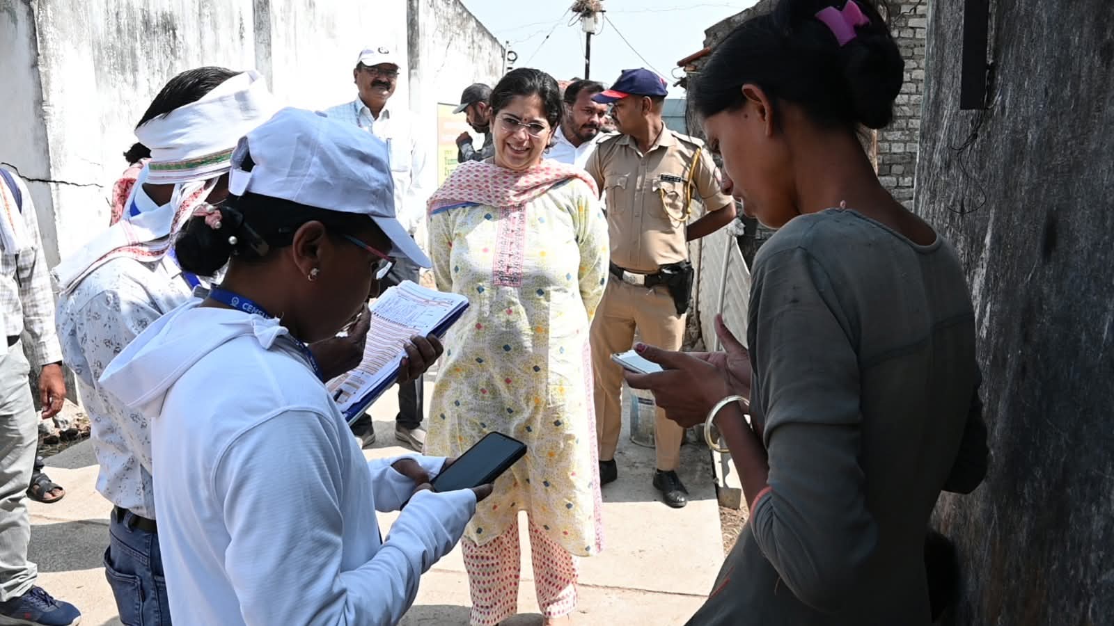 जिल्हाधिका-यांकडून जनगणनेच्या कामाची प्रत्यक्ष पाहणी ⏭️पाच घरांना भेटी- वास्तविक माहिती देण्याचे आवाहन