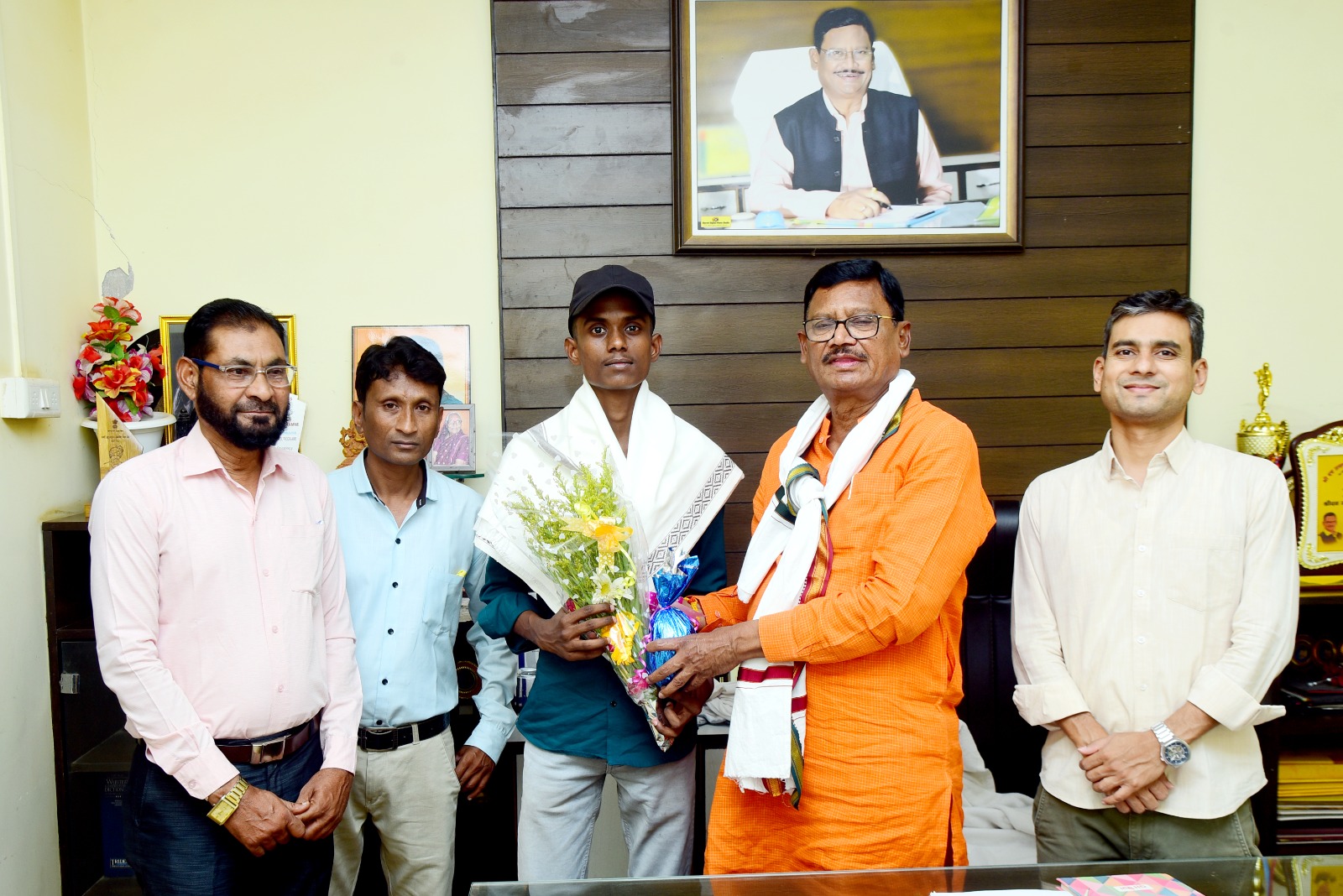 इन्फंट कॉलेजचा युवराज तुम्मेवार जिल्ह्यातून प्रथम- गुणवंतांचा माजी आ. सुभाष धोटेंच्या हस्ते गौरव.