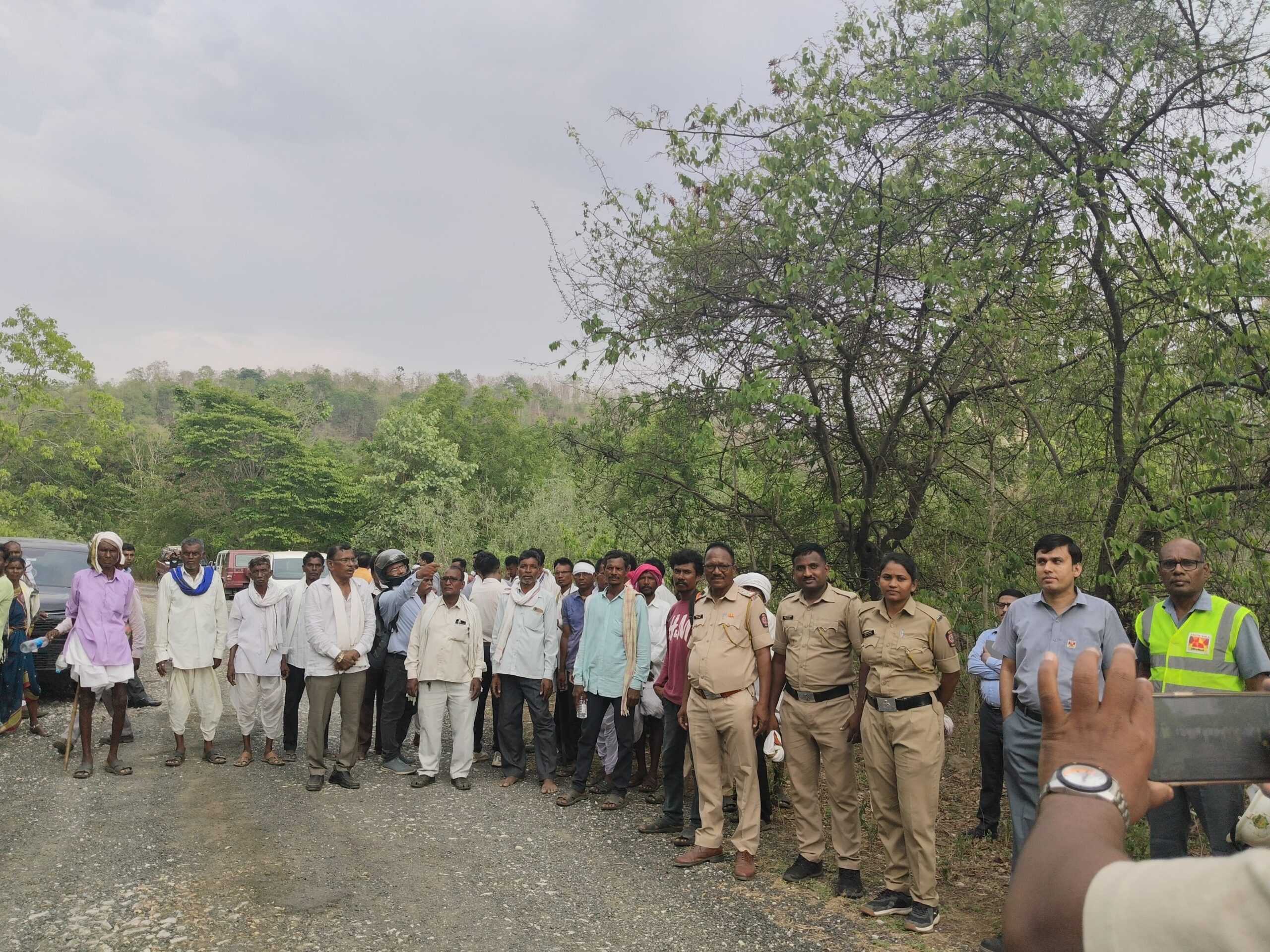बाम्बेझरी शिवारात मोजणी माणिकगड सिमेंटचे पितळ उघडे..