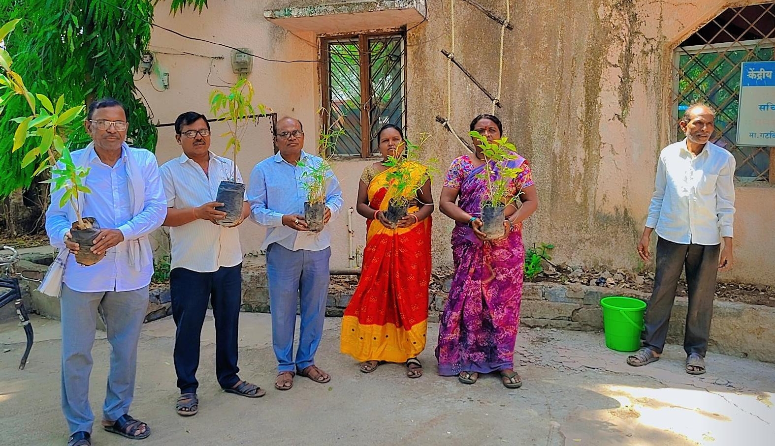पर्यावरण दिनी वुक्ष लागवड रोपांचे वितरण