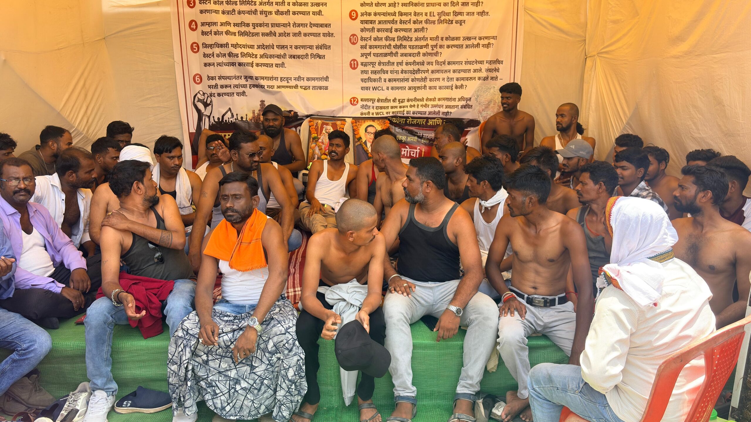 “पाचव्या दिवशी अर्धनग्न आंदोलन- रोजगाराच्या मागणीसाठी संघर्ष तीव्र