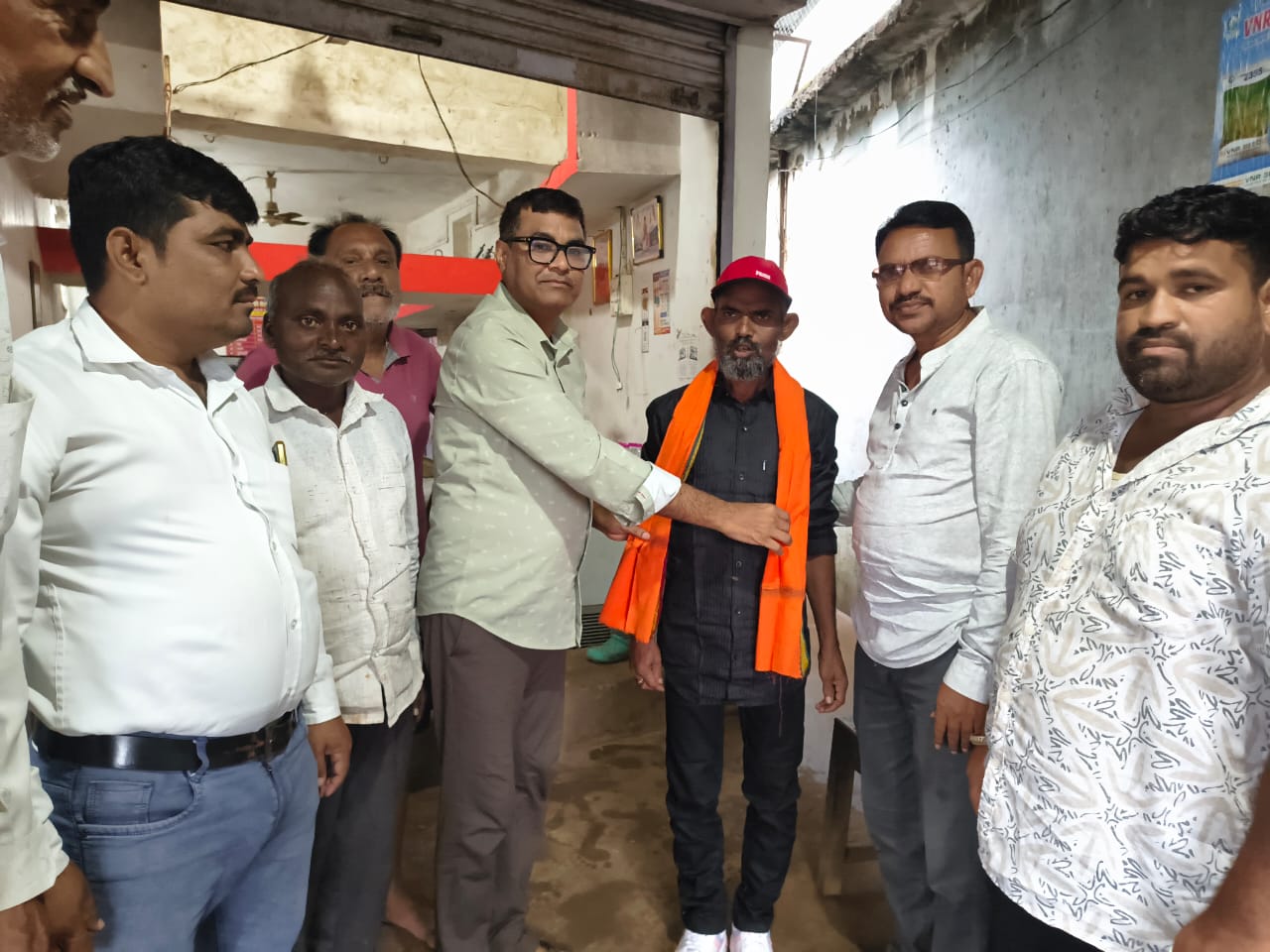 !घोट येथील मनोरुग्ण सुनील रंगारी यास राष्ट्रीय मानवाधिकार संघटनेच्या वतीने नवीन वस्त्र व पादत्राण भेट देऊन सत्कार!..