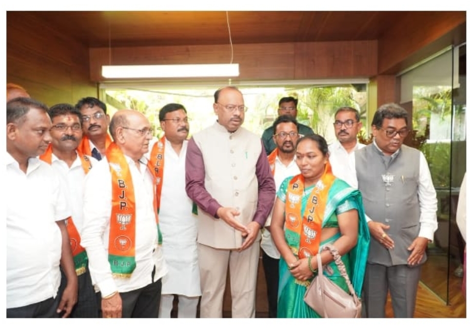 धानोरा कांग्रेसचे ललित बर्च्छा ११ नगरसेवकासोबत झाले भाजपवासी. कांग्रेसला धानोरा तालुक्यात खिंडार. काहीही फरक पळणार नाही कांग्रेस अध्यक्ष कोवासेची प्रतिक्रिया