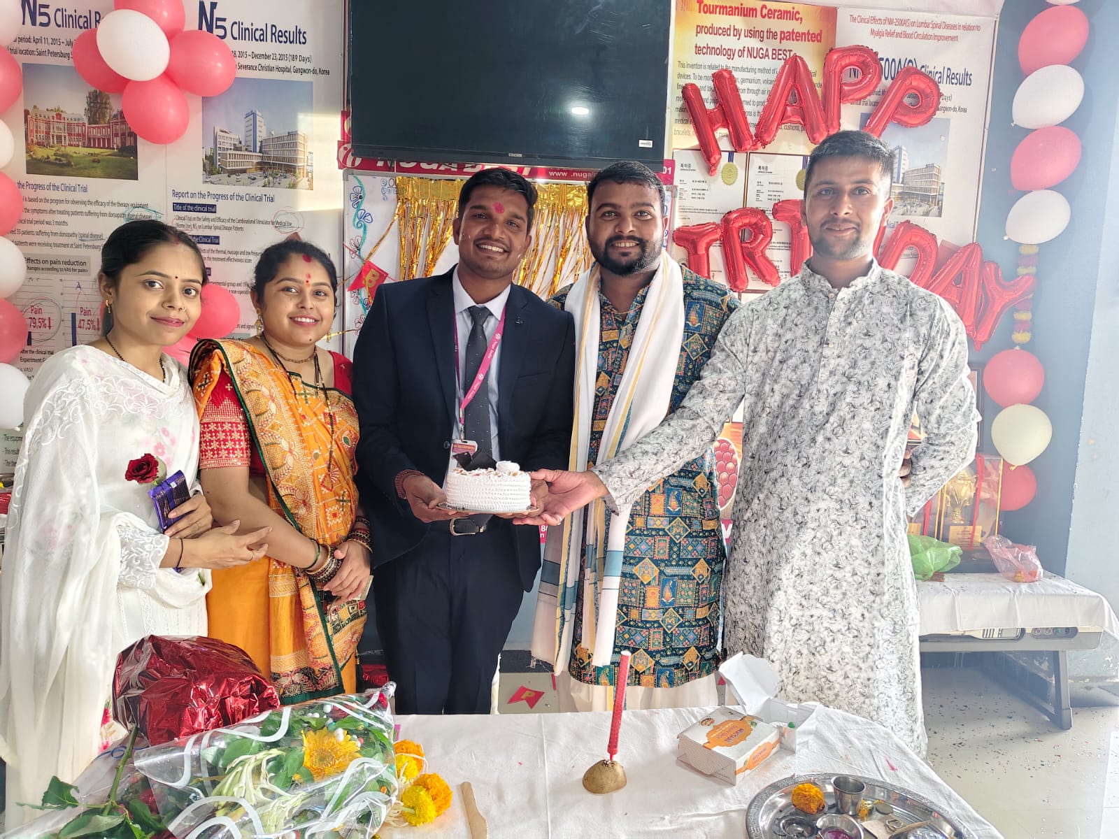 Nuga best थेरपी सेंन्टरचे व्यवस्थापक द्वारका सर यांचा वाढदिवश थाटात साजरा