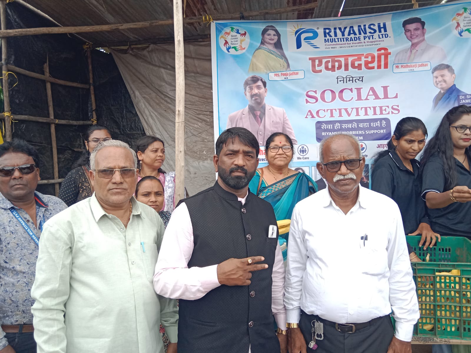 रियॉन्स सोसल एक्टीव्हीटी तर्फे एकादशी निमित्य ज्युस व फळाचे वाटप