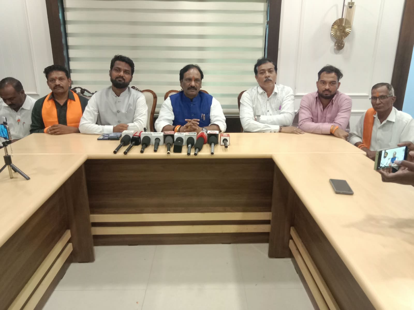 दोषी -फियार्दी कसा होवू शकतो ! सहा. प्रकल्प अधिकारी प्रभु सादमवार यांच्यावर कारवाई होणे आवश्यक आहे. अंबादास दानवे (उबाठा) ची पत्रकार परिषदेत गरजले