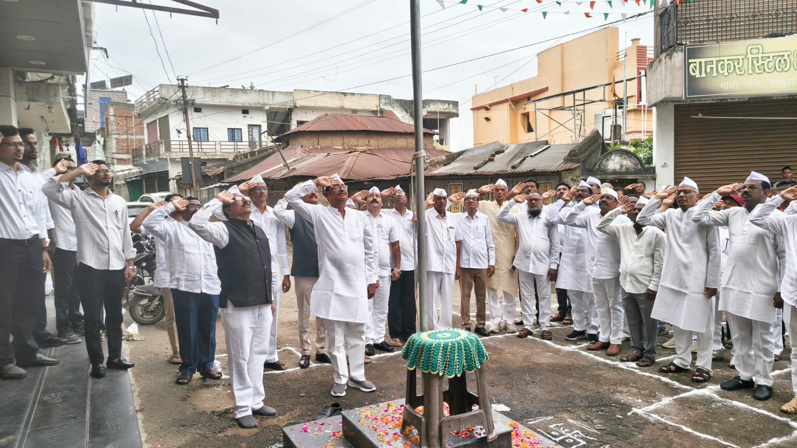 गांधी चौकात स्वातंत्र्य दिनाचा जल्लोष : माजी आमदार सुभाष धोटेंच्या हस्ते ध्वजारोहण.