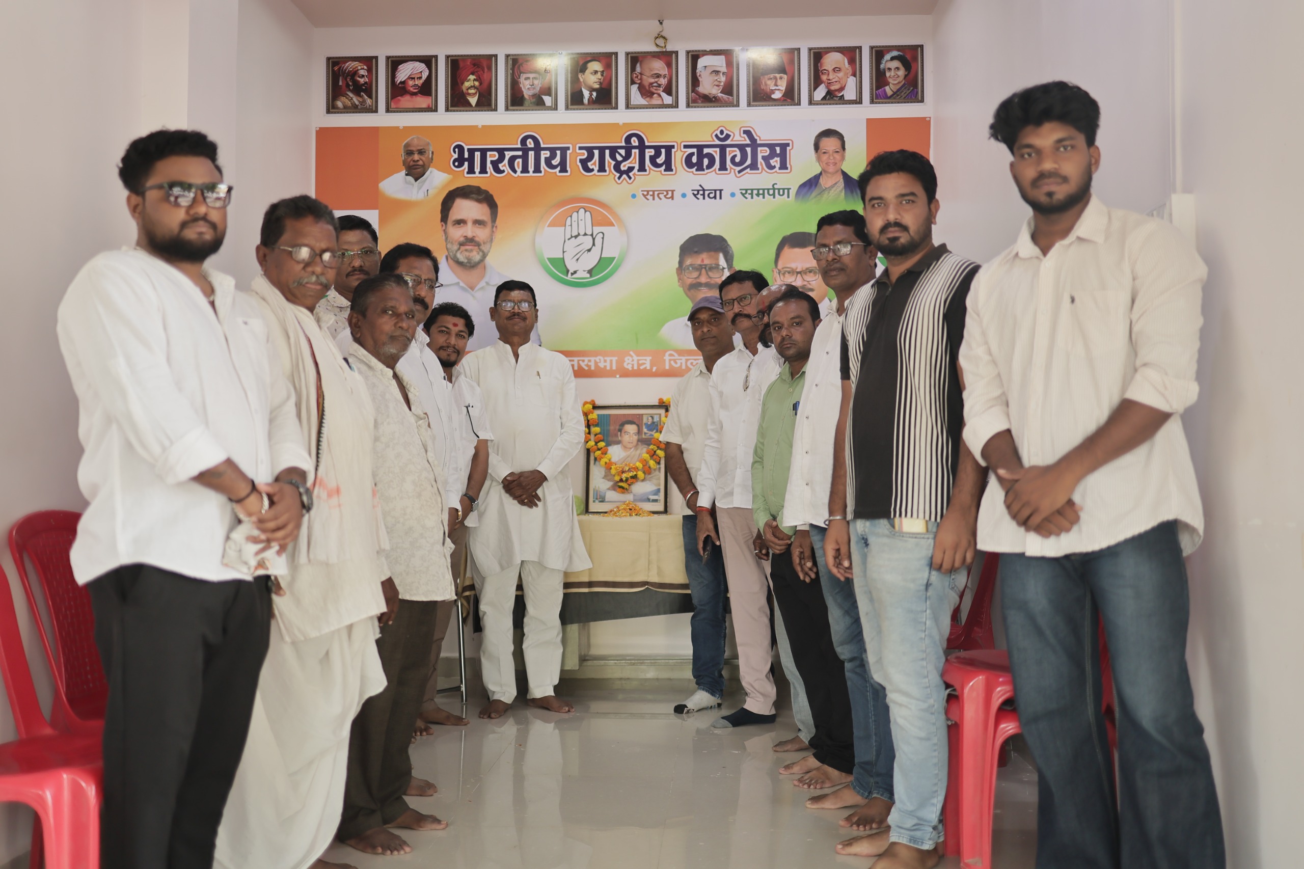 भारतरत्न स्व. राजीव गांधी जयंतीनिमित्त काँग्रेसच्या वतीने अभिवादन