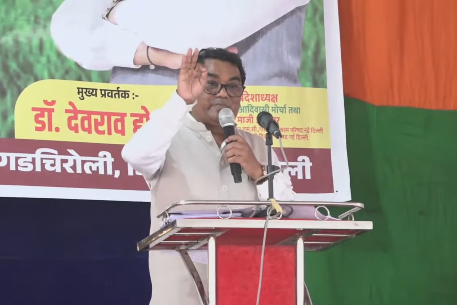 आकांक्षित जिल्हा ते विकसित गडचिरोली व्हिजन २०४७ अंतर्गत कार्यक्रमात गडचिरोली जिल्हा वर्धापन दिना निमित्य जिल्ह्याच्या विकासासाठी हातभार लावणाऱ्याचा माजी आमदार डॉ. देवराव होळी यांनी केला सत्कार.