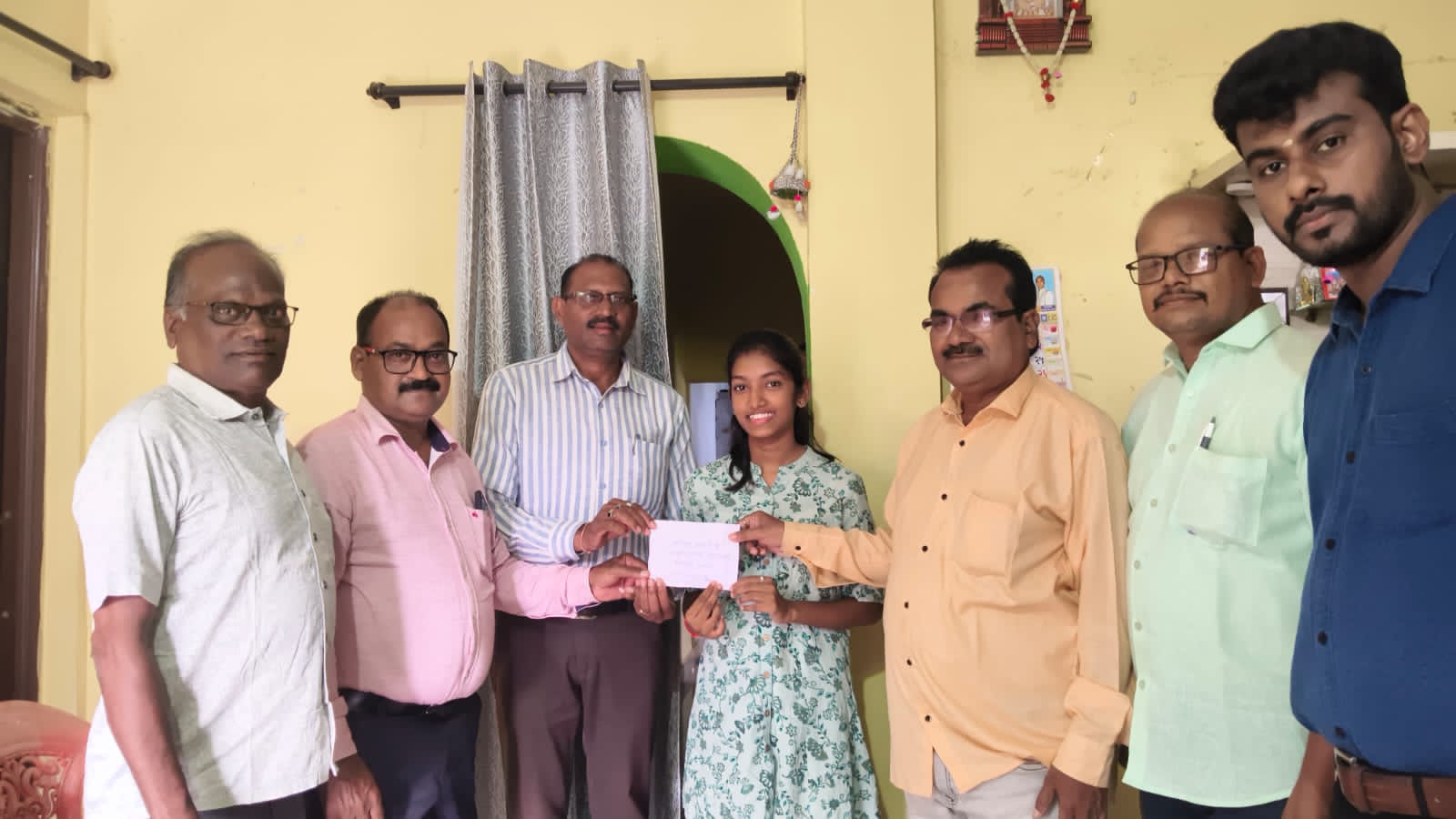 आर्थिक अडचणीत सापडलेल्या विद्यार्थिनीला गानली समाज संघटनेचा मदतीचा हात