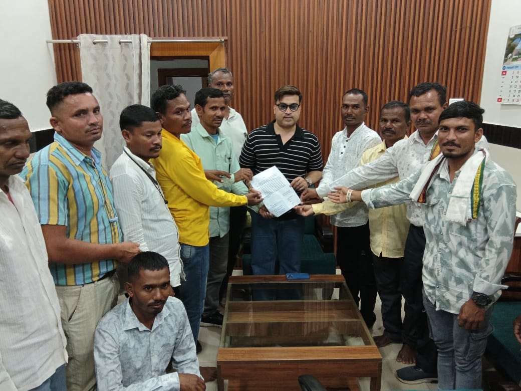 पीपली बुर्गी परिसरात कंपणीच्या प्रकल्पाबाबत गावकऱ्यांचा विरोध. माजी मंत्री अंब्रिशराव आत्राम यांना निवेदी सादर