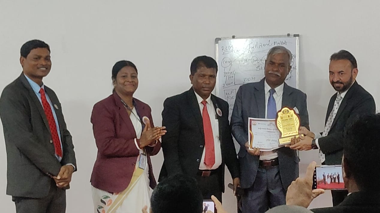 आलापल्लीत शिक्षण क्षेत्रातील उत्कृष्ठ व्यक्तिमत्व - डॉ. सखाराम झोडे यांना राज्यस्तरीय कर्तृत्ववान शिक्षक पुरस्काराने गौरव