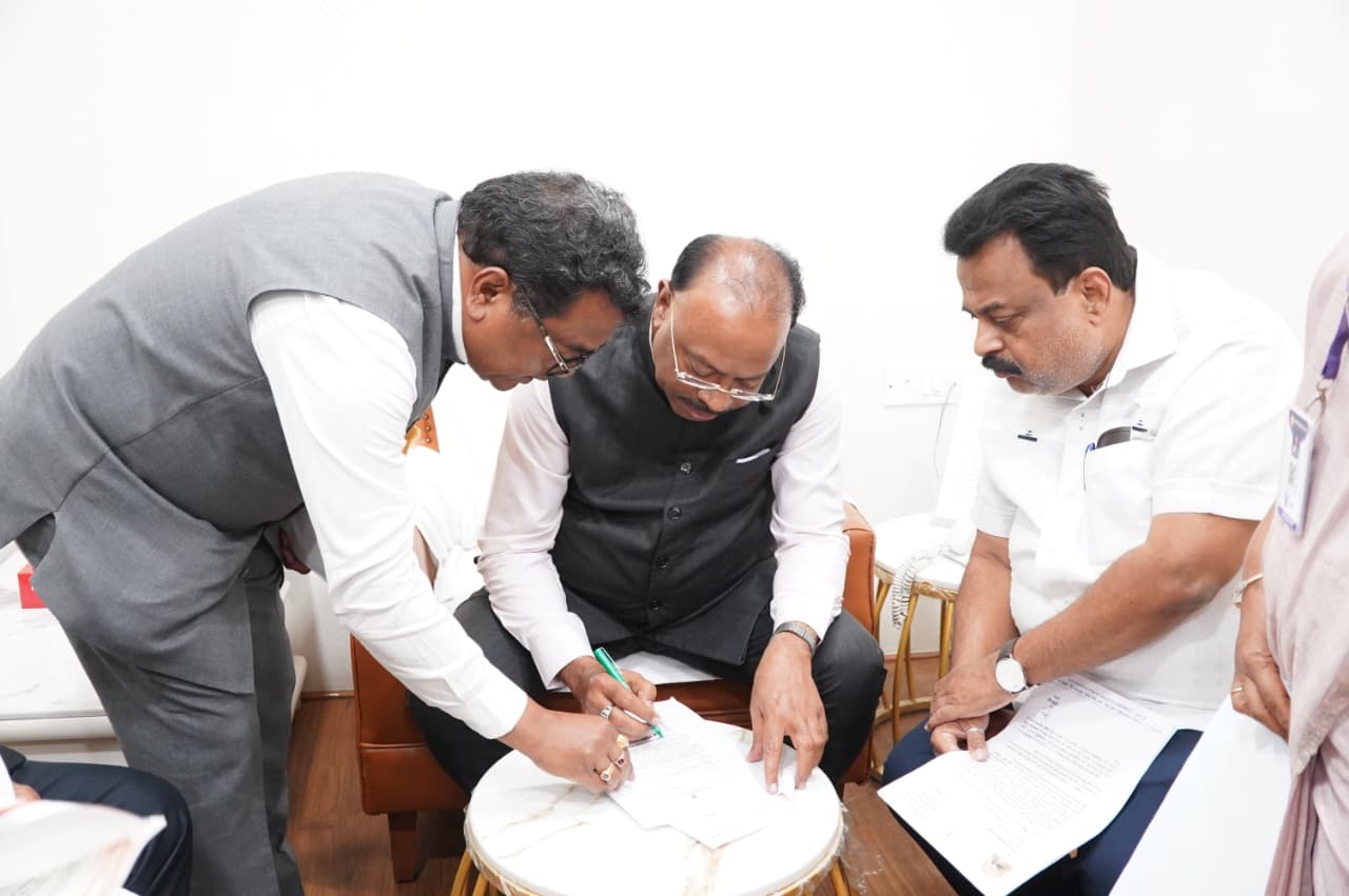 अहेरी अपर जिल्हाधिकारी कार्यालयाला पूर्ण अधिकार व मनुष्यबळ द्या. महसुल मंत्री बावनकुळे यांच्याकडे डॉ. होळी यांची मागणी